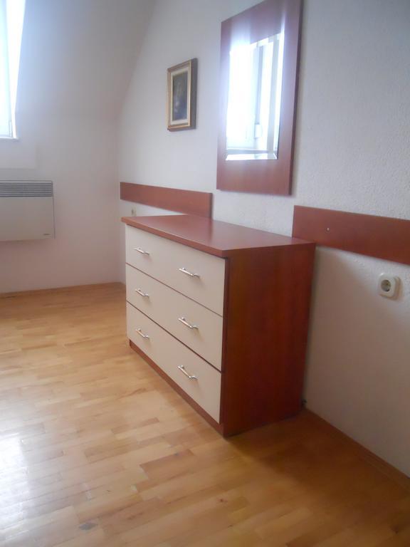 Nikolic - Centre